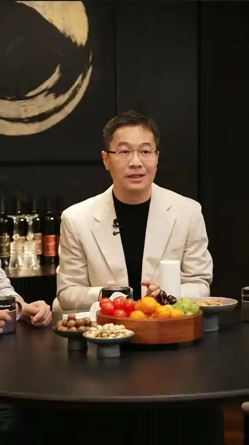 【突破视觉极限！卢伟冰宣布：小米15 Ultra发布后，友商的Ultra称号将不再适用】