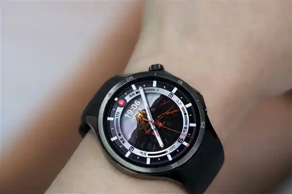 [革新健康监测：OPPO Watch X2全球首推无感高血压风险评估亮相]