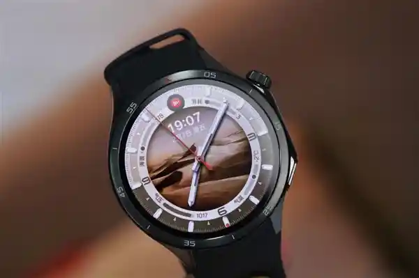 [革新健康监测：OPPO Watch X2全球首推无感高血压风险评估亮相]
