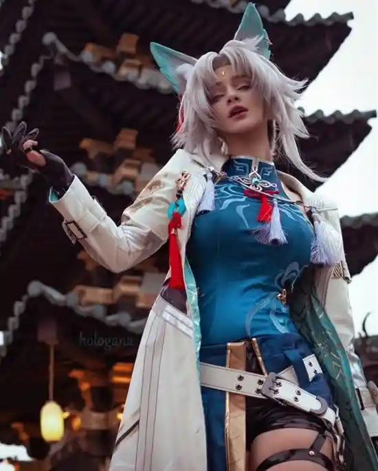 [俄妹COSPLAY革新：《双城之战》蔚的性感肉感身材版]