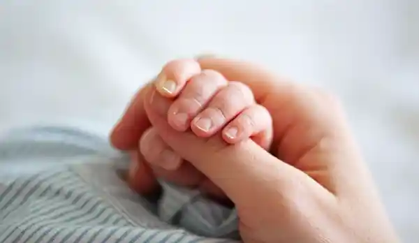 罕见案例揭秘：胎儿全身泛白竟因妈妈接受‘倒输血’治疗