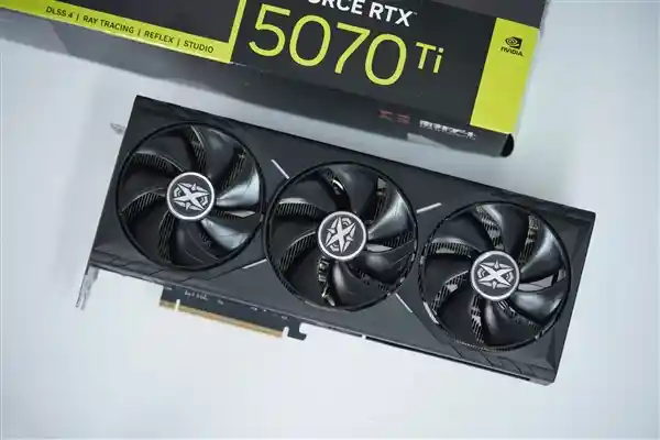 赛博潮流新纪元！耕升RTX 5070 Ti炫光·超OC显卡惊艳亮相