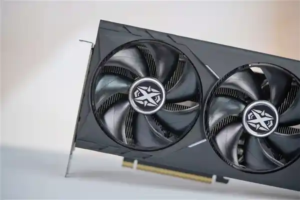 赛博潮流新纪元！耕升RTX 5070 Ti炫光·超OC显卡惊艳亮相