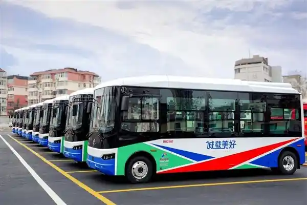 比亚迪宝宝巴士亮相青岛：80人乘车，暖心加热扶手助您舒适出行