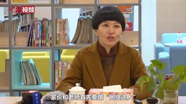 [人大代表刘希娅呼吁：让孩子玩转手机，家长应成为数字导航者]