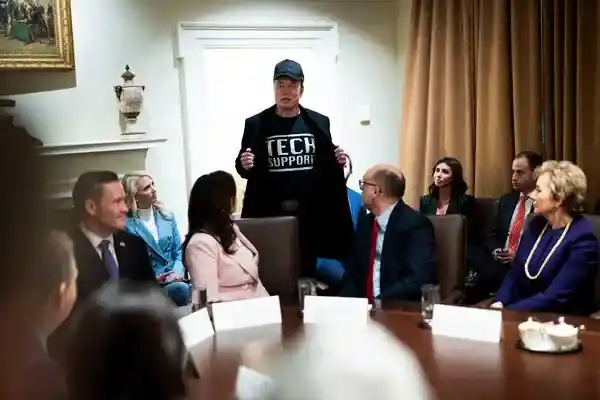 总统力挺！马斯克挥出电锯，剑指美国政府核心