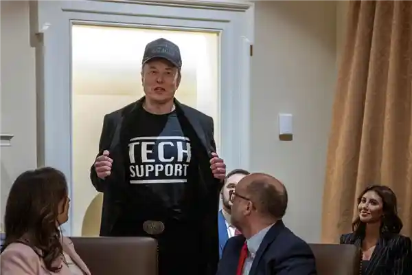 总统力挺！马斯克挥出电锯，剑指美国政府核心