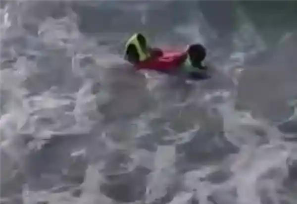 水上机器人成功施救：3名游客意外落海成功获救