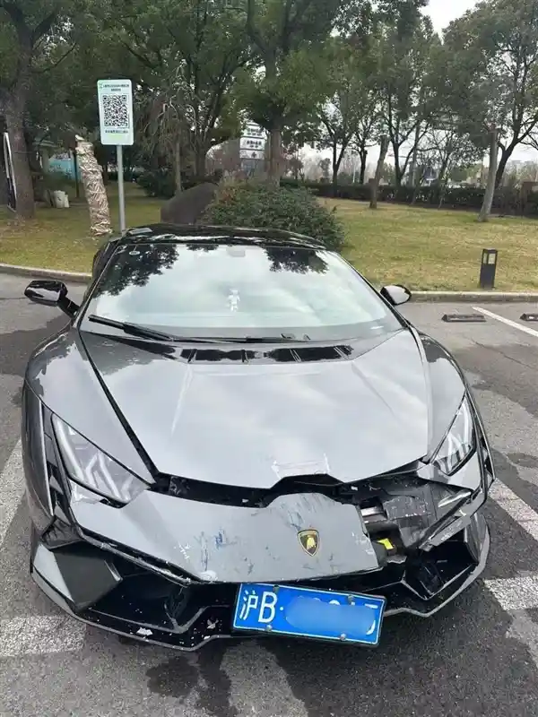 上海惊现逆行撞击！轿车与兰博基尼相撞，现场惊险画面曝光