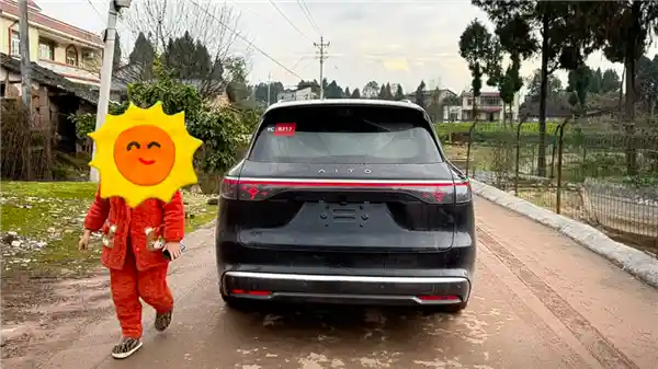 40万级SUV新势力！问界M8谍照曝光：内饰超越M9水准