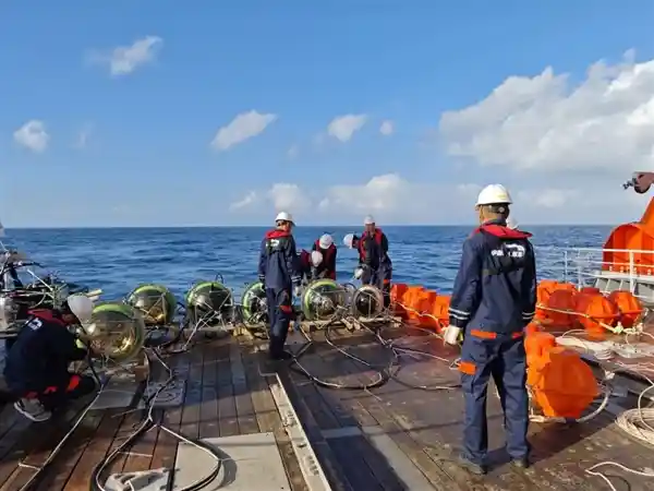 中国打造水下深海中微子望远镜：首个样机成功下潜1600米