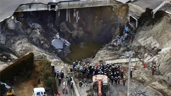 74岁卡车司机被困路面塌陷，神秘失踪一周待揭秘