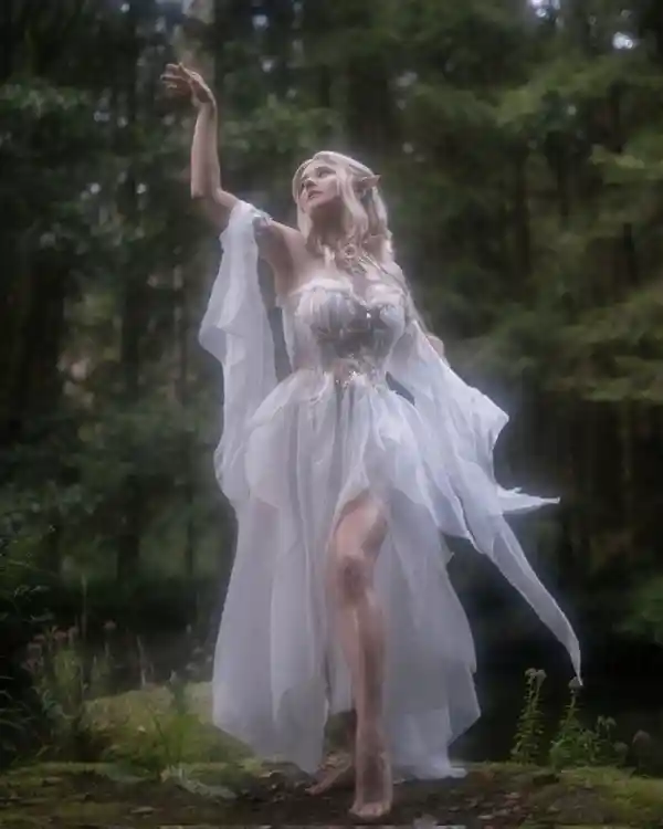 《德国美女神还原《巫师3》中希里的桑拿造型，散发性感魅力》