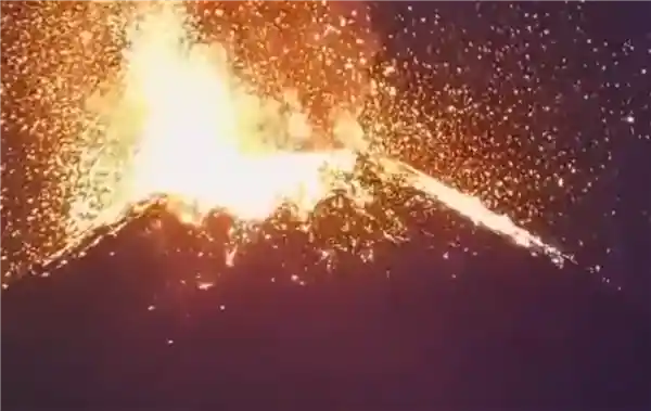危地马拉火山再次喷发，灰柱冲天达7000米，引发广泛关注