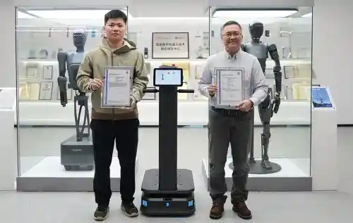 普渡机器人PUDU T300荣膺欧盟双认证！以顶尖安全标准引领全球智造新风向