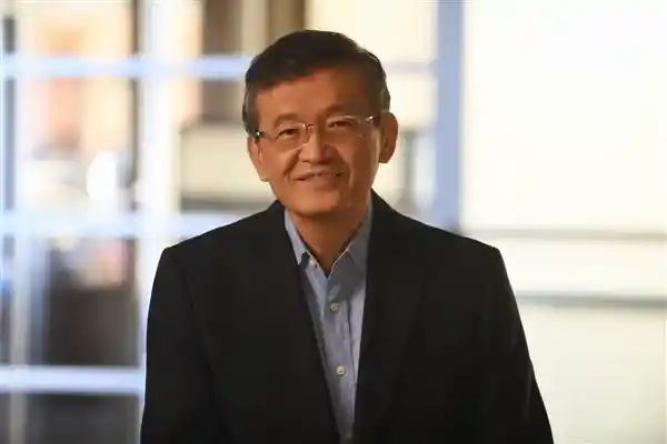 突破常规！Intel历史首位美籍华裔CEO上任引发瞩目