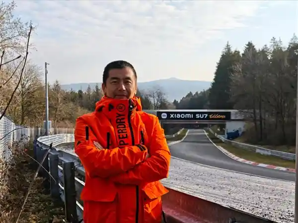 小米SU7 Ultra量产版亮相纽北赛道，携广告牌展示新风采