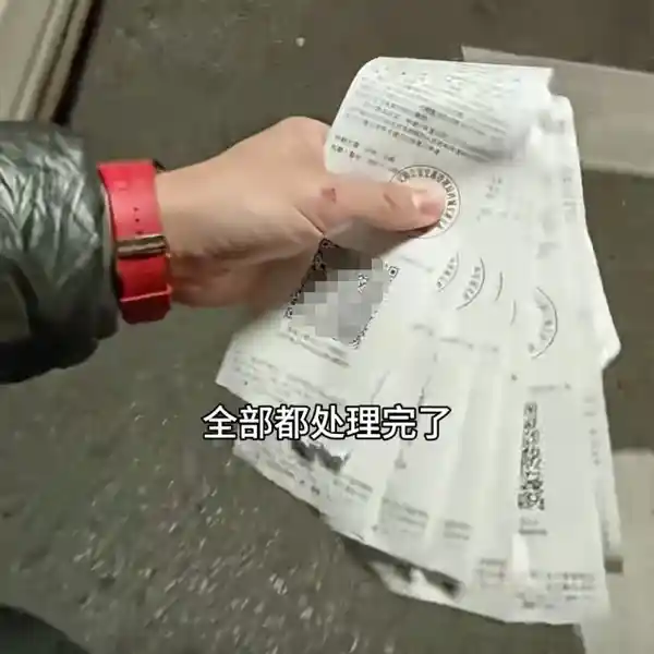 特斯拉FSD用户陈震遭网友举报7次违章，交警查视频又2处违规行为