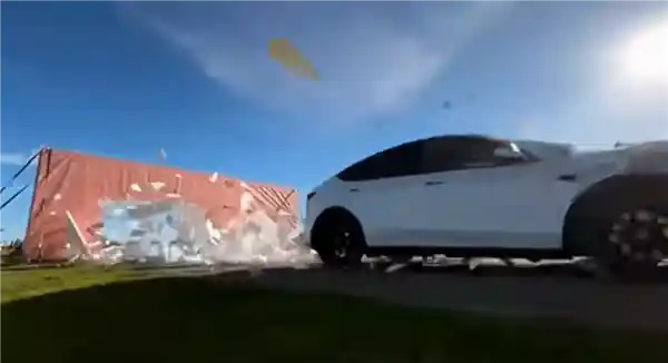 《挑战失败！博主驾驶特斯拉Autopilot竟轻松穿越泡沫空气墙》