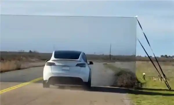 《挑战失败！博主驾驶特斯拉Autopilot竟轻松穿越泡沫空气墙》