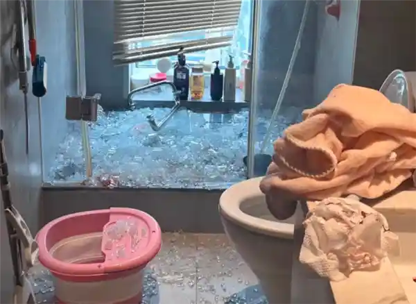 《女子洗澡突遇玻璃门爆裂，手筋被炸断！专家紧急呼吁：别再忽视这个隐形杀手》