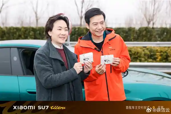 雷军亲自开车！小米SU7 Ultra首批车主享受全程司机服务，赠送24K金碳纤维logo