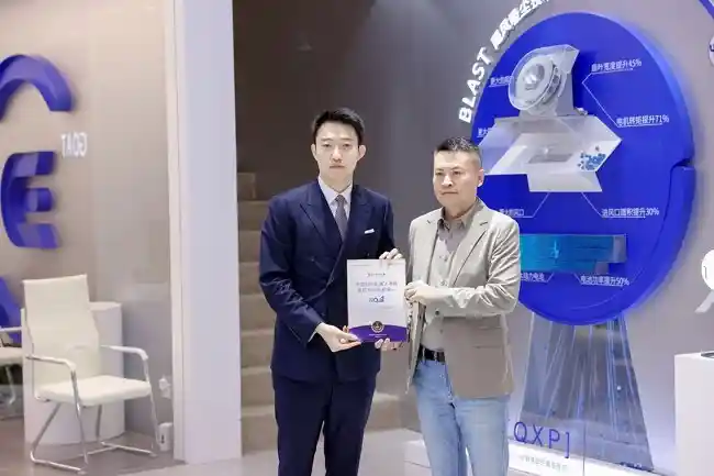 《连续10年霸榜！科沃斯亮相AWE2025， redefine扫地机器人行业新未来》
