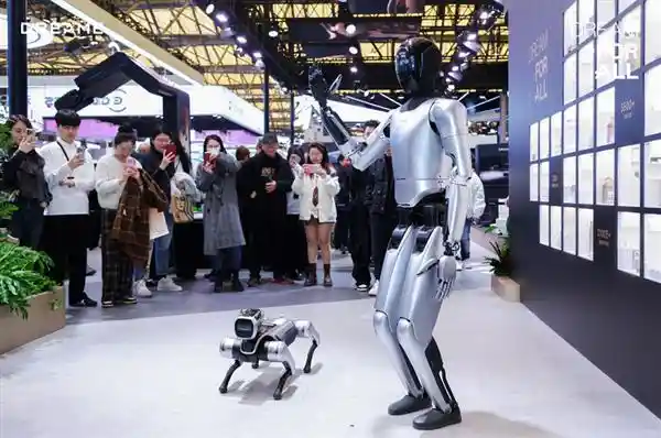 [直击AWE2025：魔法原子人形机器人小麦引爆科技风暴]