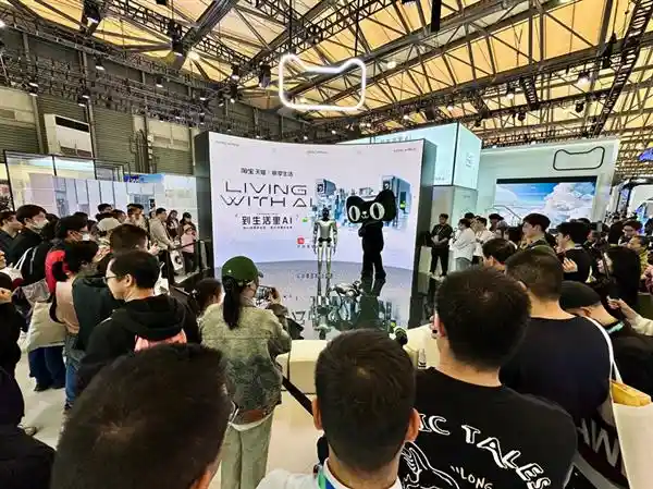 [直击AWE2025：魔法原子人形机器人小麦引爆科技风暴]