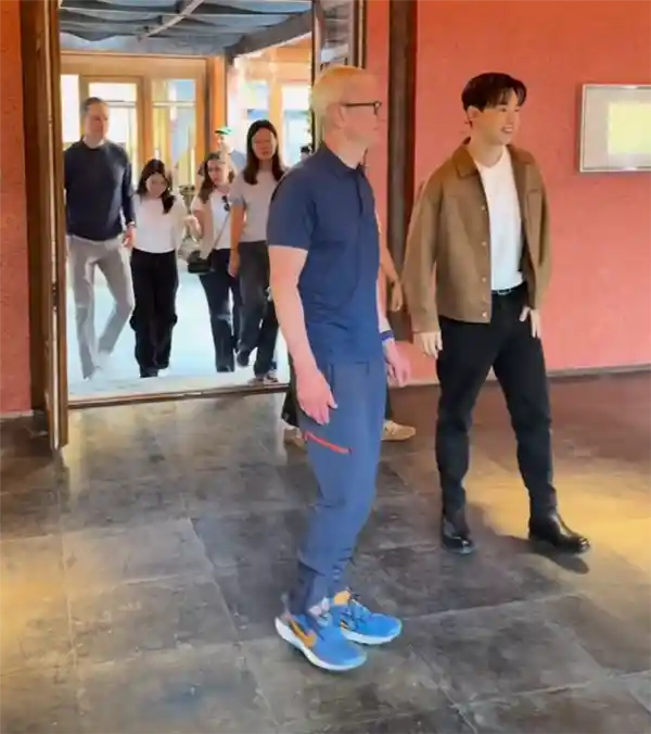 《库克访京杨天真支招：下一代苹果Pro能否试试粉色？》