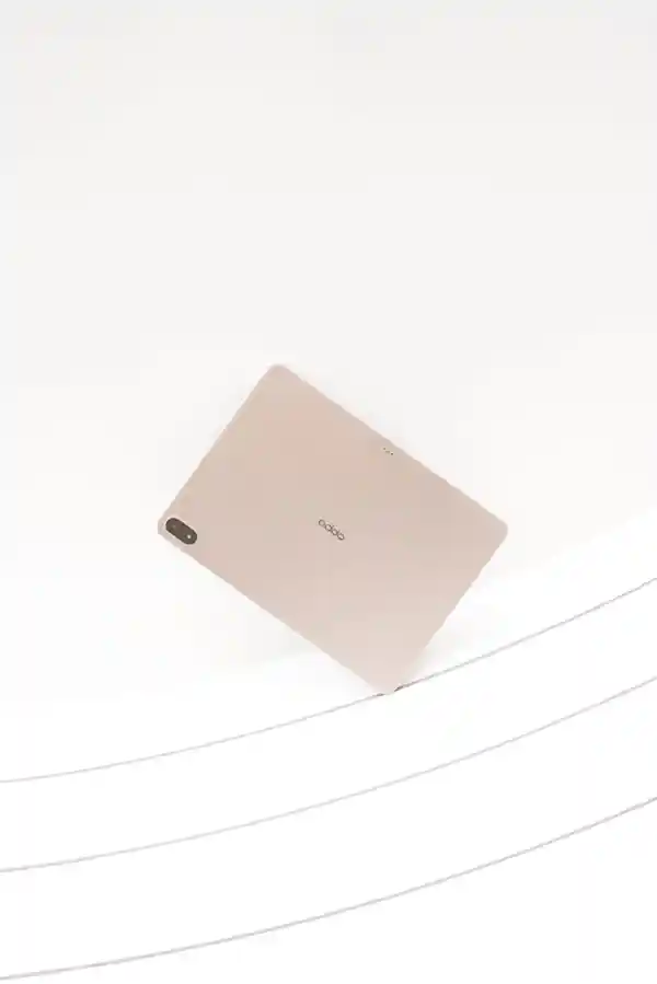 《首发骁龙8 Ultra！OPPO Pad 4 Pro真机曝光：果味爆棚视觉系旗舰》