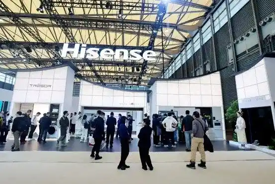 《2025 AWE海信璀璨登场 四款产品斩获艾普兰奖 redefine 东方美学新境界》