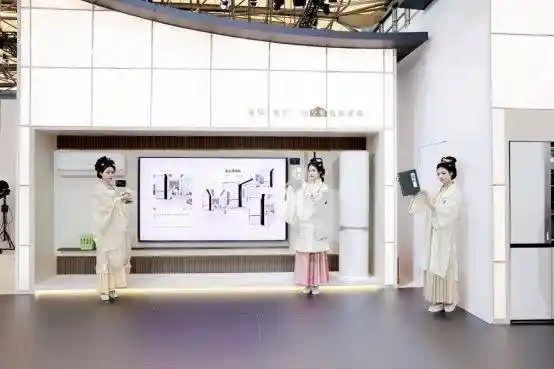 《2025 AWE海信璀璨登场 四款产品斩获艾普兰奖 redefine 东方美学新境界》