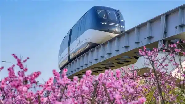 比亚迪史上最长空中列车正式运行，站点密集打造立体交通新地标！
