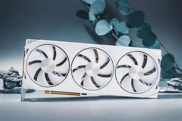 《第一狂战士：卡赞》携手耕升GeForce RTX 5070踏雪OC，奏响复仇的热血战歌