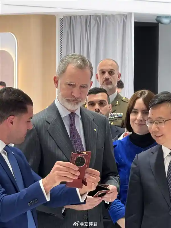 西班牙国王亲临MWC华为展台体验全新Mate XT三折叠手机！
