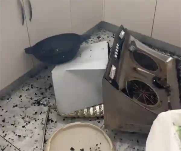 女子加热饮料意外引爆厨房：油烟机惨遭摧毁