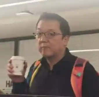 宫崎英高神秘现身腾讯深圳总部！粉丝疯狂围观，全程笑容满面