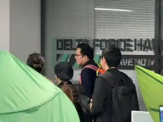宫崎英高神秘现身腾讯深圳总部！粉丝疯狂围观，全程笑容满面