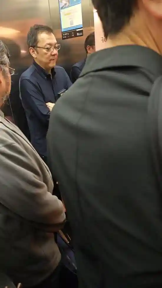 宫崎英高神秘现身腾讯深圳总部！粉丝疯狂围观，全程笑容满面