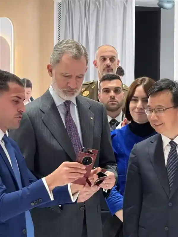 华为三折叠震撼登陆欧洲！国王之选，两巨头惊人缺席