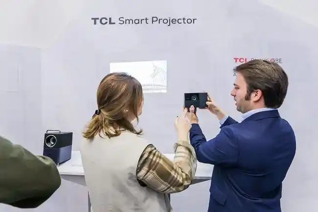 TCL实业亮相MWC 2025，全新智能移动通讯产品引领科技风潮