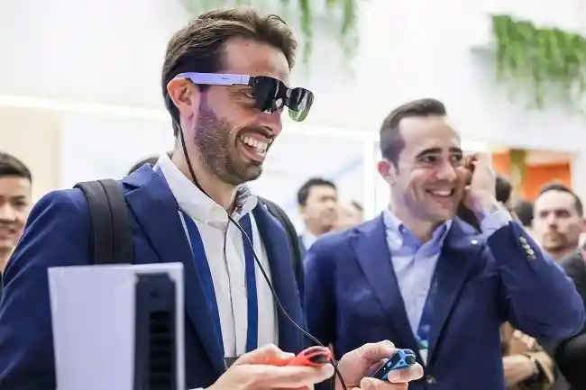 TCL实业亮相MWC 2025，全新智能移动通讯产品引领科技风潮