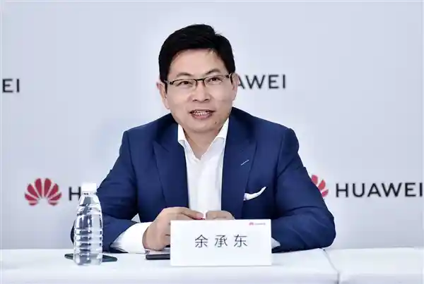 [2025科技风云：雷军自豪宣布，去年每卖出七部手机就有一部是小米！哪家手机最具影响力引发热议]