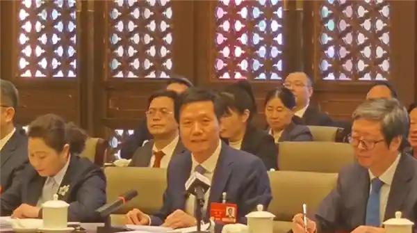 小米SU7 Ultra三天刷新全年任务，雷军称其为豪车市场的颠覆者
