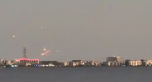 SpaceX星舰第八次试飞再次失败！空中绽放烟花，现场再现壮观爆炸