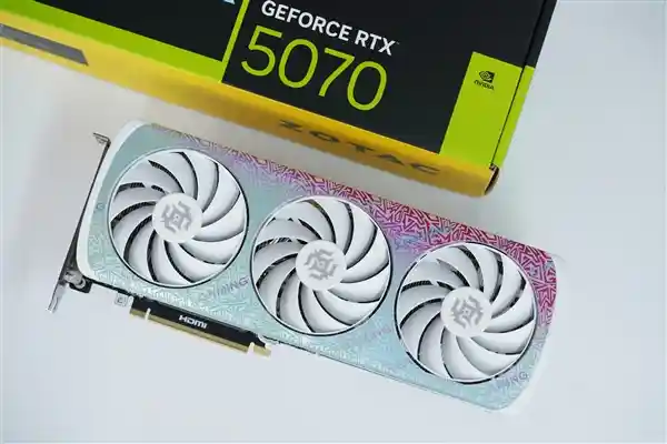 探索索泰RTX 5070 XGAMING OC显卡的活力绽放！