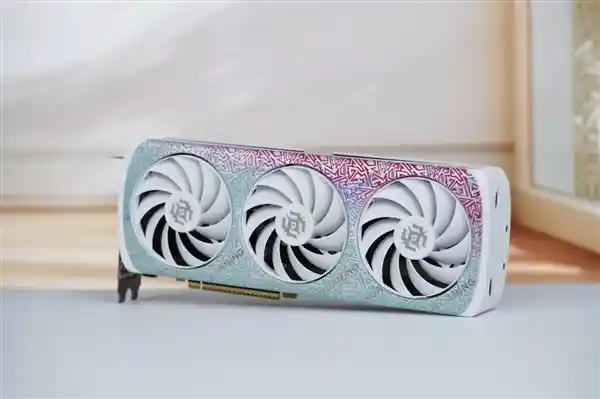 探索索泰RTX 5070 XGAMING OC显卡的活力绽放！