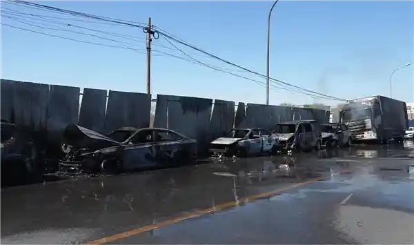 《女子祭拜祈福不慎引火，瞬间烧毁9辆汽车，警方迅速介入调查》