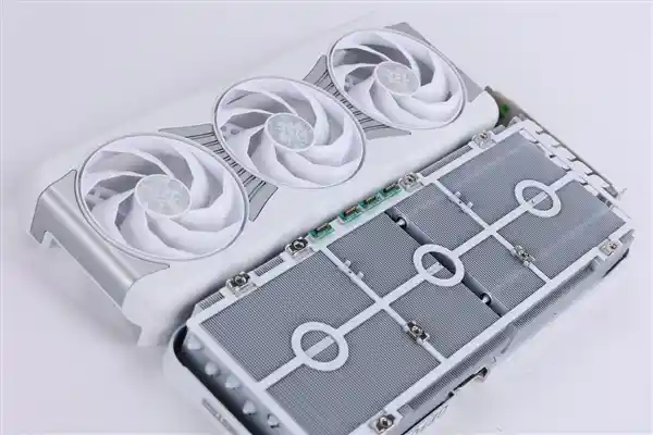 探秘影驰50系列星曜显卡：磁吸上盖设计带来的快速拆卸新体验